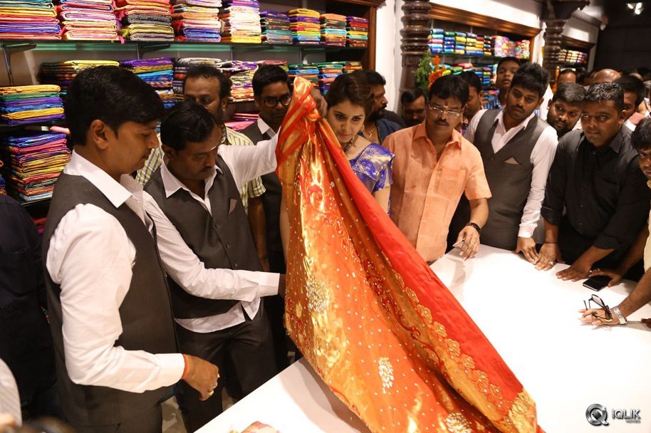 Raashi-Khanna-Launches-Kasam-Pullaiah-Cloth-Merchant-in-Warangal